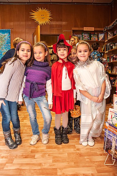 _DSC1978 copy.jpg - Откриване на изложба с рисунки на деца от ЦДГ "Синчец" в Детски и средношколски комплекс